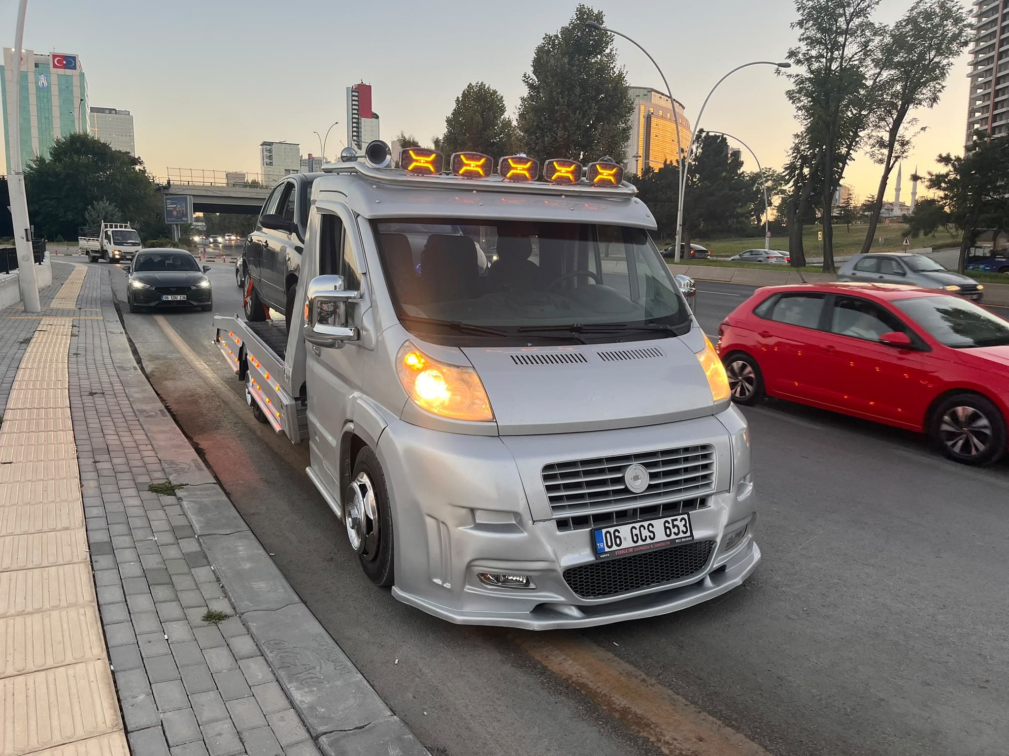 Prime Oto Kurtarma platform çekicisi, alacakaranlıkta Ankara'da bir aracı kurtarma operasyonu için hazırlanıyor