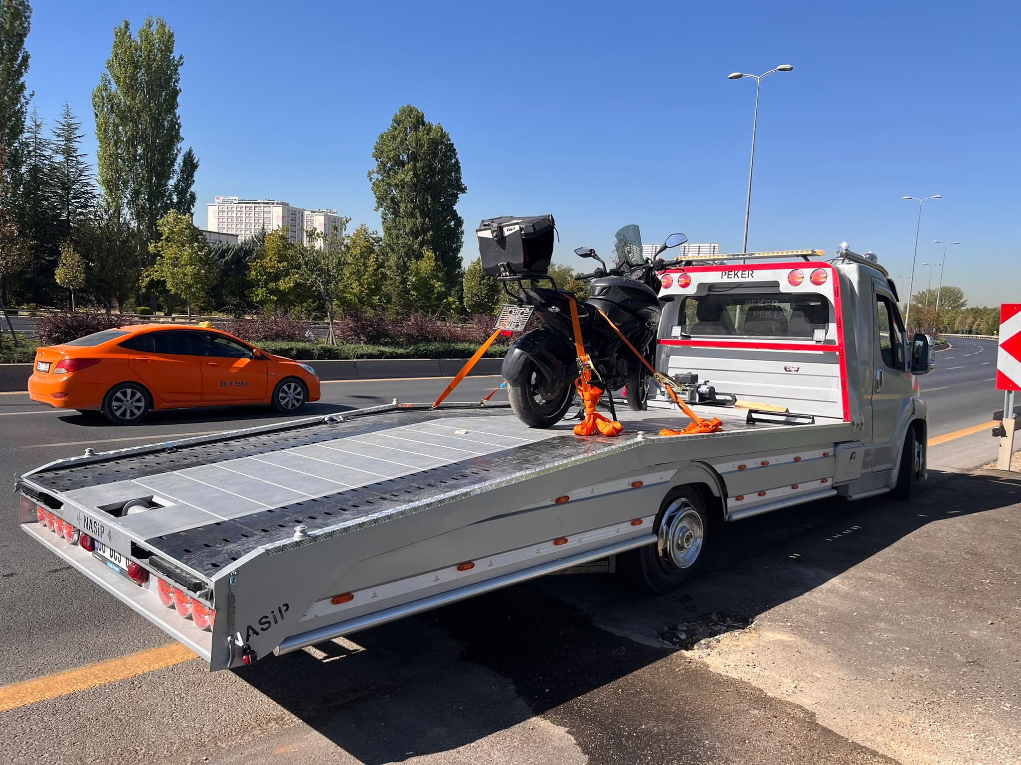 Prime Oto Kurtarma çekicisi bir aracı platformuna sabitleyip Ankara'da güvenli şekilde taşıyor